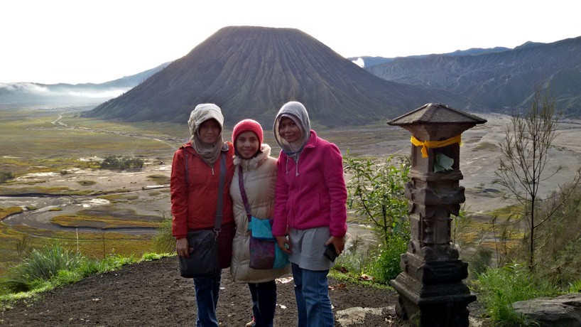 Kami dengan latar belakang gunung Batok, Bromo